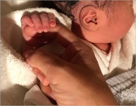 アレクサンダーと川崎希の赤ちゃん画像2枚目