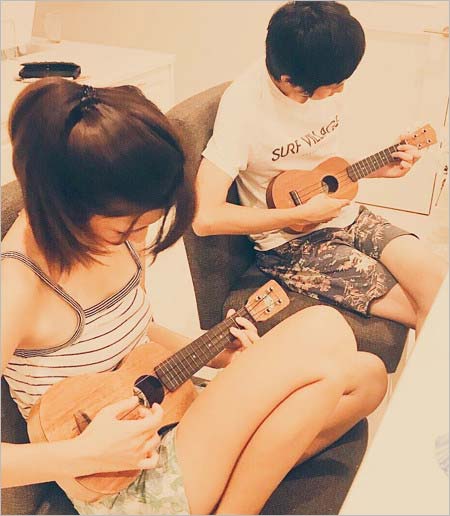 アンガールズ山根良顕と嫁のウクレレツーショット