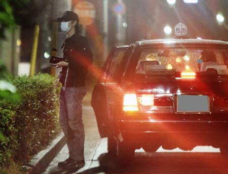 フライデー撮影の時間差でタクシーと降りるTAKAHIRO