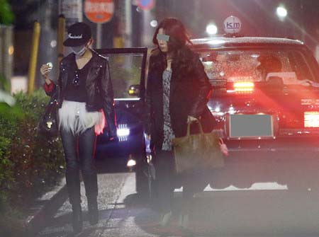 フライデー撮影、タクシーを降りる板野友美と知人女性