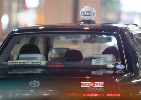 フライデー撮影の板野友美&TAKAHIROがタクシーに乗っている姿