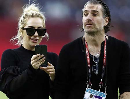 レディー・ガガと新恋人のクリスチャン・カリーノのツーショット写真