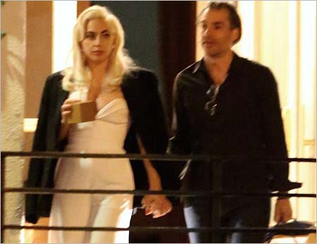 レディー・ガガと新恋人のクリスチャン・カリーノの手繋ぎツーショット写真