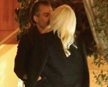 レディー・ガガと新恋人のクリスチャン・カリーノのキス写真