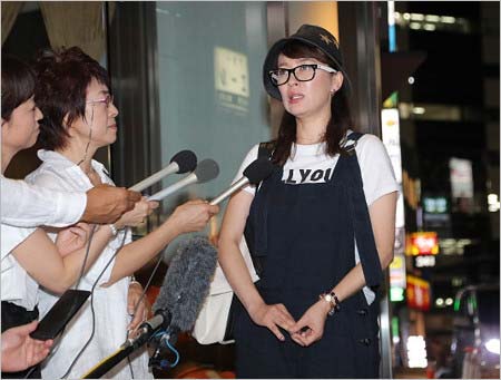 報道陣の取材に応じた鈴木砂羽