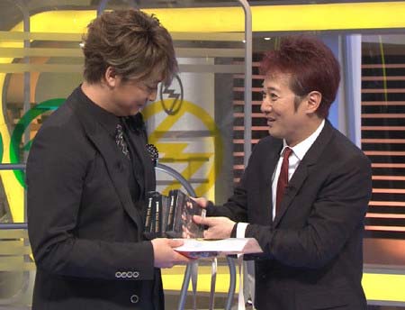 中居正広がSmaSTATION!!に出演し、香取慎吾にプレゼントを渡していたシーン1枚目