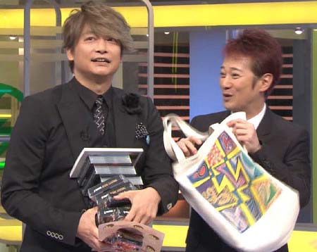 中居正広がSmaSTATION!!に出演し、香取慎吾にプレゼントを渡していたシーン3枚目