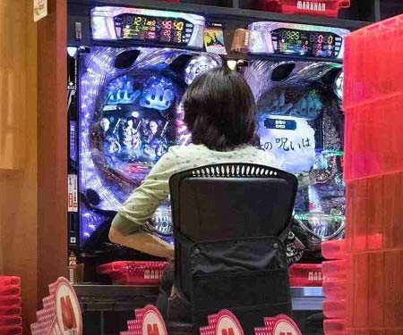 パチンコを打つ高橋尚子