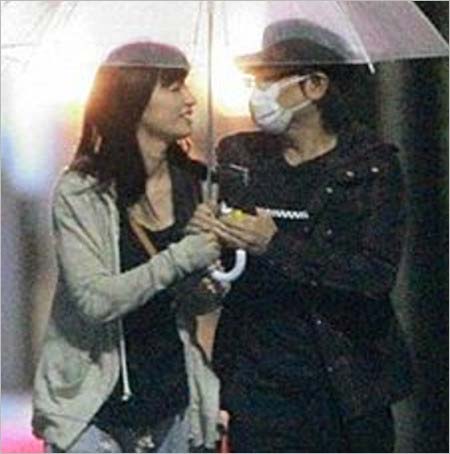 尾野真千子とほっしゃん。(星田英利)のフライデー相合傘ツーショット写真