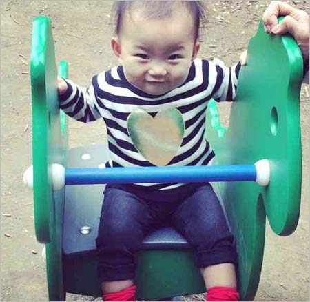 優木まおみの子供が遊具で遊んでいる写真