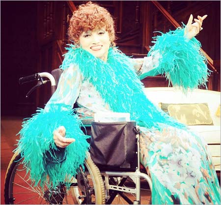 車椅子に乗る黒柳徹子