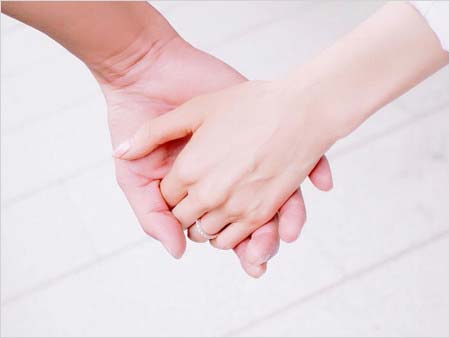 押切もえが妊娠発表で投稿した手繋ぎ写真