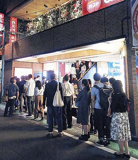 村田充の休業前の舞台に集まったファン