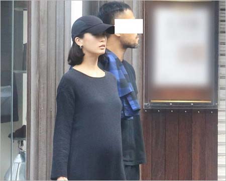 黒田エイミと道下大のツーショット女性自身が撮影