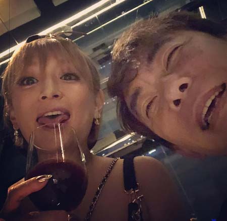 松浦勝人社長が投稿した浜崎あゆみとのツーショット3枚目