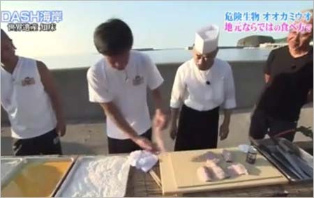 オオカミウオを調理する城島茂2枚目