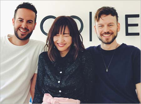 紗栄子と『CO|TE(コート)』のデザイナー、フランチェスコ・フェラーリさん、トマゾ・アンフォッシさん