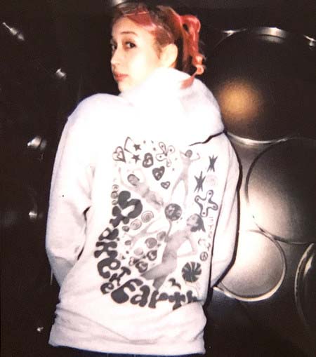 水原希子のデザインパーカ