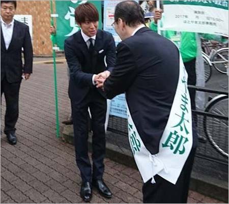 NEWS小山慶一郎が鳩山太郎氏と握手