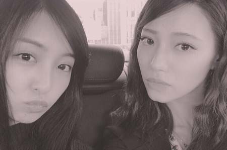 板野友美と武田舞香 in France セピア