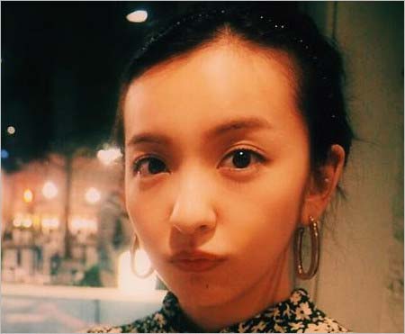 板野友美 in France レストラン