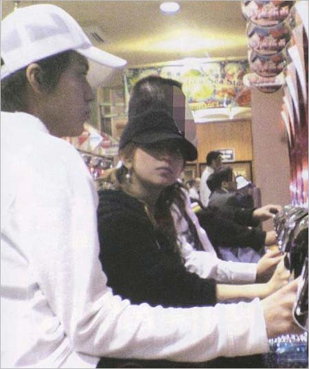 矢口真里＆小栗旬のパチンコデート2枚目