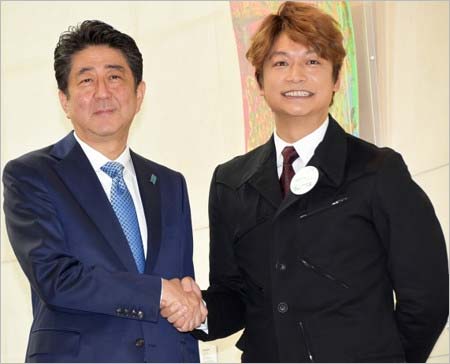安倍晋三首相と香取慎吾のツーショット、握手