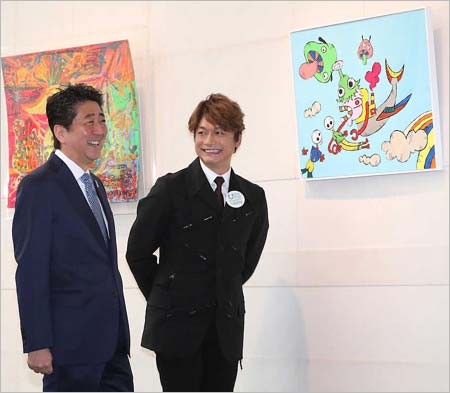 安倍晋三首相と香取慎吾のツーショット、絵画の説明