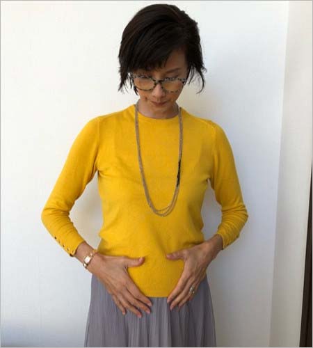 お腹を触る小倉弘子アナ