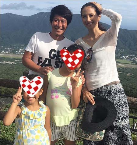 小倉弘子アナ&水内猛の娘二人、家族写真