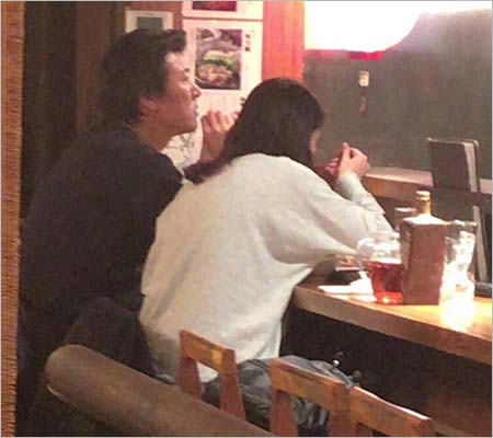 小泉今日子と豊原功補のツーショット、ラーメン