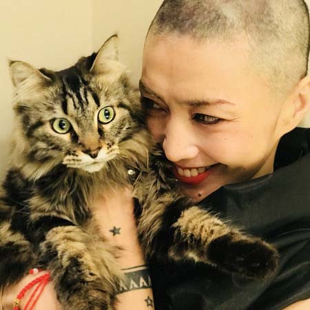 丸坊主姿の現在の鬼束ちひろと猫のツーショット