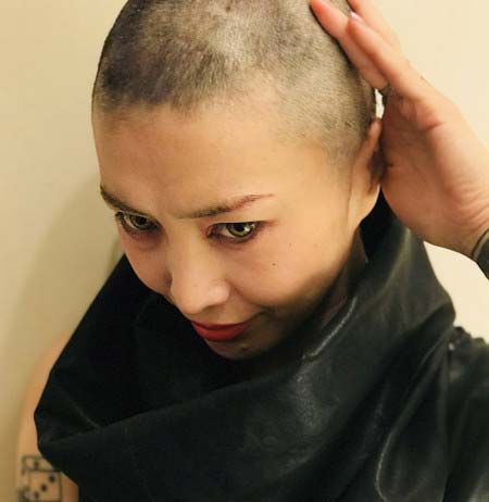 丸坊主姿の鬼束ちひろ