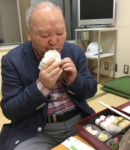 弁当とカマンベールチーズを食べる加藤一二三