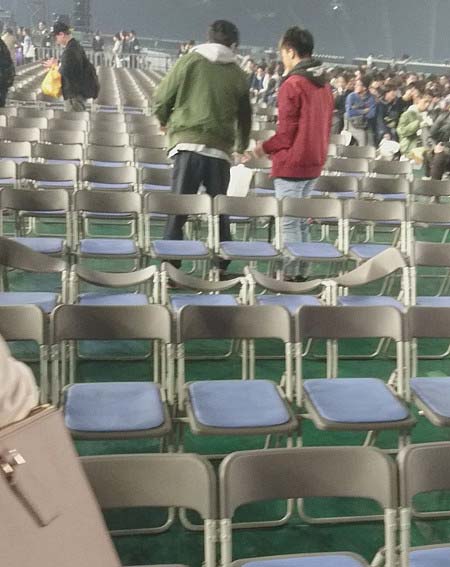 乃木坂46のライブ、カメラ接触の事故現場画像全体