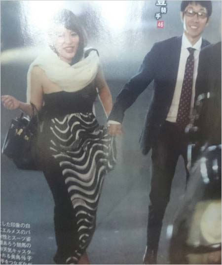 美馬怜子と武豊騎手の手繋ぎツーショット