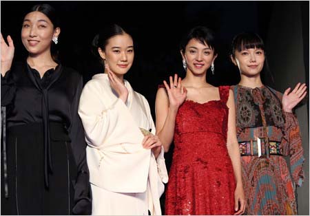 「Japan Now 銀幕のミューズたち」でレッドカーペットに登場した4人の姿1枚目