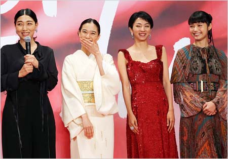 「Japan Now 銀幕のミューズたち」でレッドカーペットに登場した4人の姿2枚目