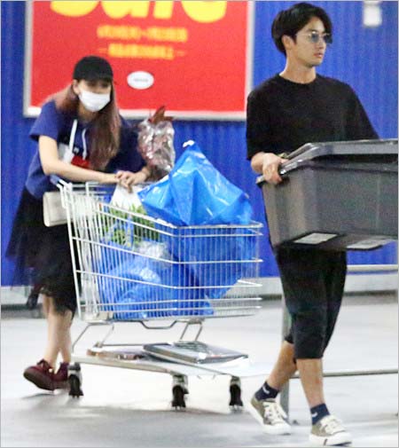 呂敏と西内まりやのIKEAデート