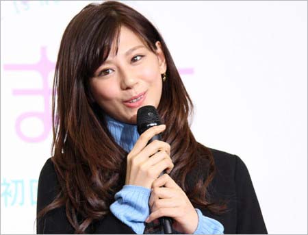 『突然ですが、明日結婚します』制作発表会見時の西内まりやが