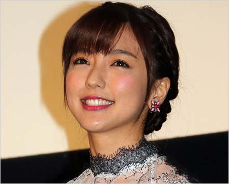 舞台あいさつに登場した真野恵里菜