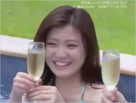 『恋神アプリ』出演の西脇彩がシャンパン飲むシーン