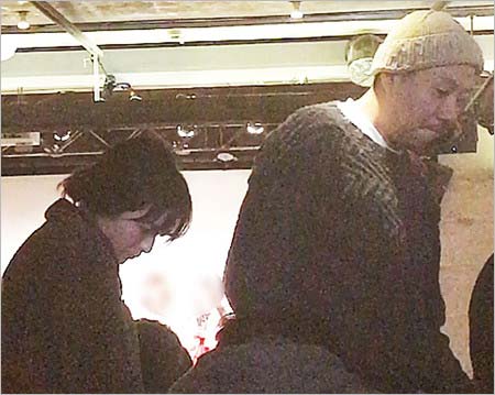 週刊女性が撮影の皆本麻帆&荒川良々のツーショット