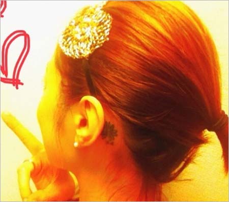 市井紗耶香の耳裏のタトゥー