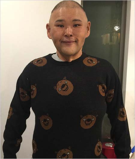 団長安田の服を着用した安田大サーカス・HIRO