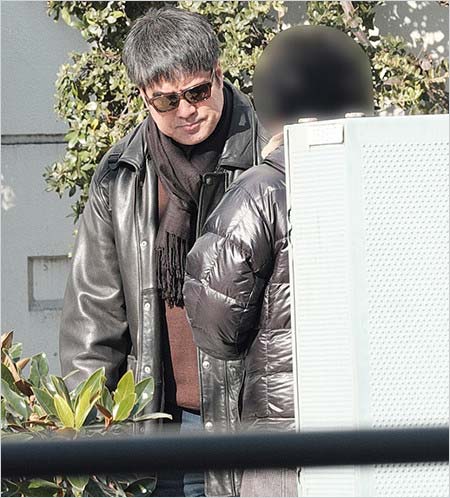 週刊文春の取材を受ける永島昭浩