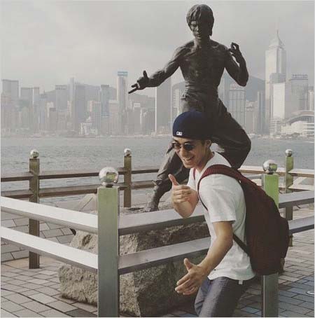 錦戸亮の流出プライベート写真（ブルース・リーの銅像）
