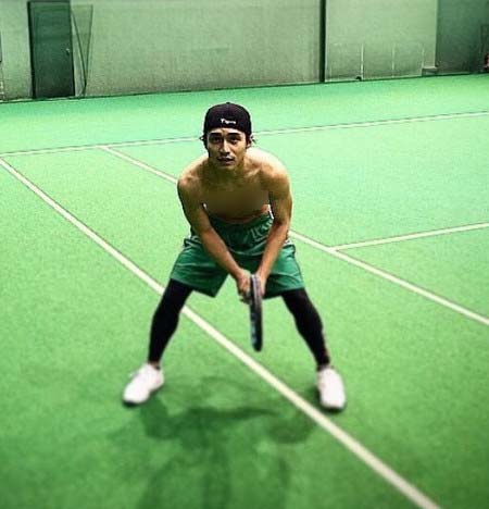 錦戸亮の流出プライベート写真（テニスコート）