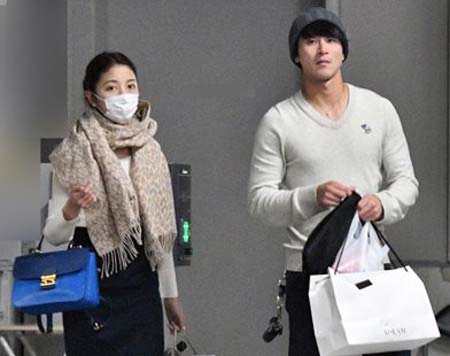 産婦人科から出てきた三田友梨佳アナ&金子侑司選手のツーショット