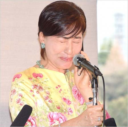 離婚成立の発表会見で号泣する松居一代